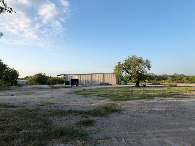 More Photos Of 11585-2 Hwy 181, San Antonio Office For Lease