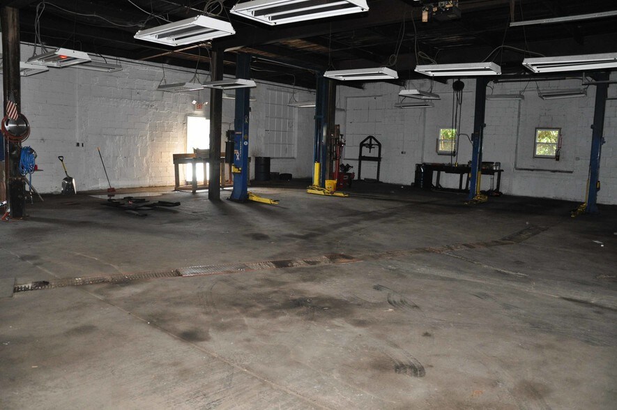 More Photos Of 911 Orchard St, Bethlehem Auto Repair For Lease