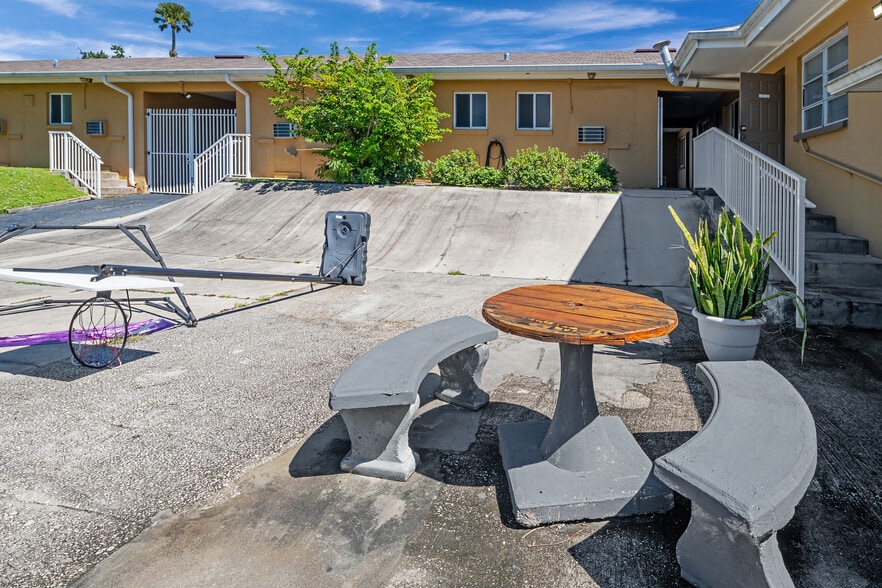 More Photos Of 640 S Ridgewood Ave, Daytona Beach Hotel For Sale