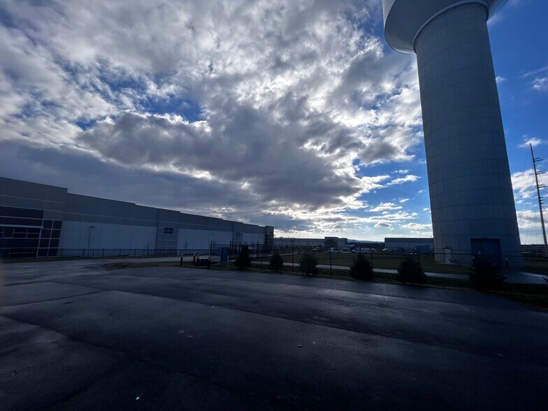 More Photos Of 6008 Fair Oaks Dr, Frederick Flex For Lease