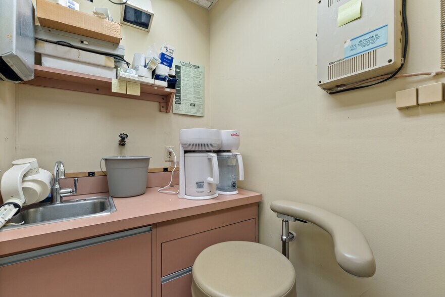 More Photos Of 9 Leonardville Rd, Middletown Medical For Lease