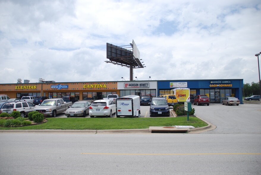 More Photos Of 165 Southtowne Blvd, Hollister Storefront For Sale