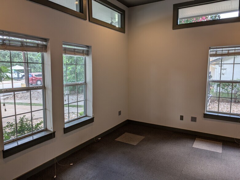 More Photos Of 3906 Menchaca Rd, Austin Medical For Lease