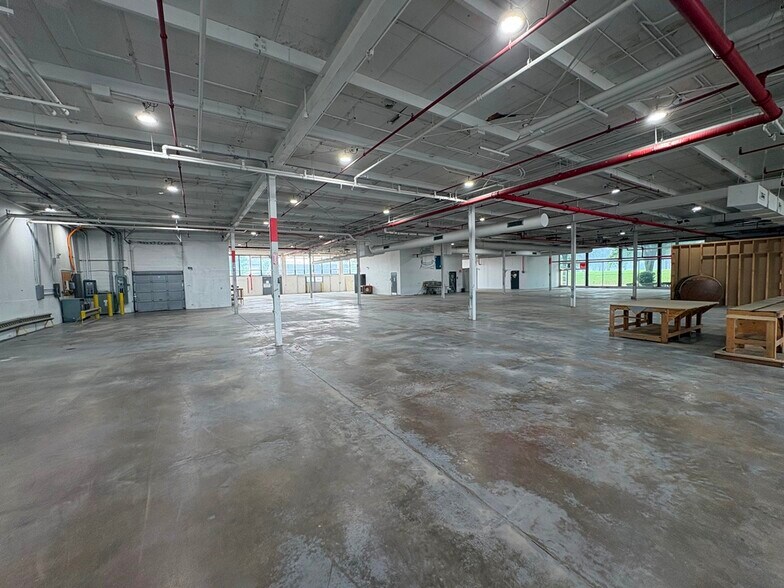 More Photos Of 4242 W Bryn Mawr Ave, Chicago Manufacturing For Lease