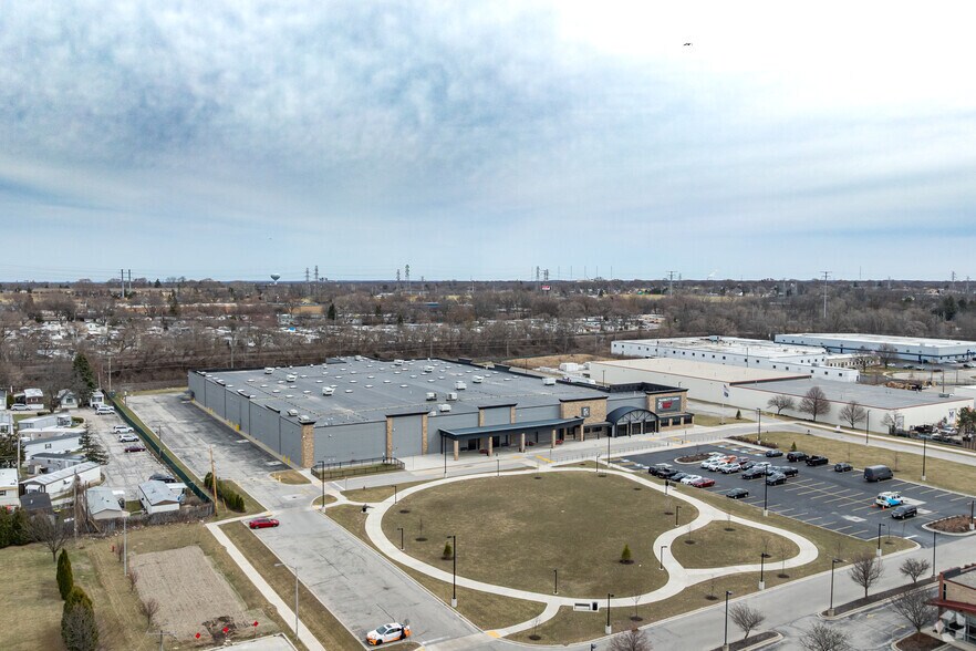 More Photos Of 1540 S 108th St, West Allis Showroom For Lease