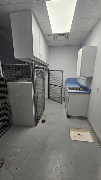 More Photos Of 6460 Atlanta Hwy, Alpharetta Veterinarian Kennel For Lease