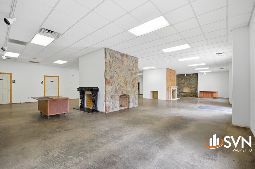 More Photos Of 107 Ben Hamby Ln, Greenville Light Distribution For Lease