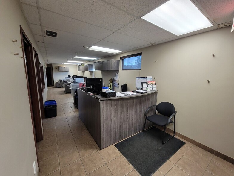 More Photos Of 559 Okanagan Av E, Penticton Manufacturing For Sale