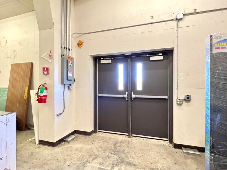 More Photos Of 1025 4 Bottle Dr, Valley City Industrial For Lease