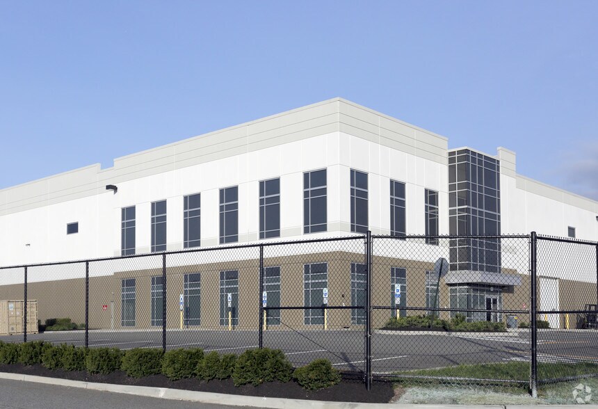 More Photos Of 901 W Linden Ave, Linden Distribution For Lease