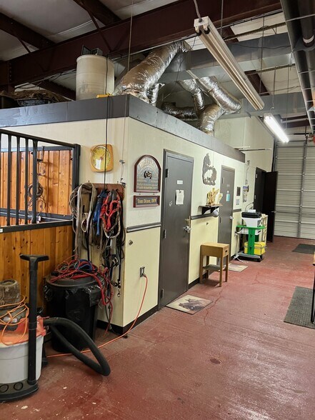 More Photos Of 3026C S Main St, Winston-Salem Veterinarian Kennel For Lease