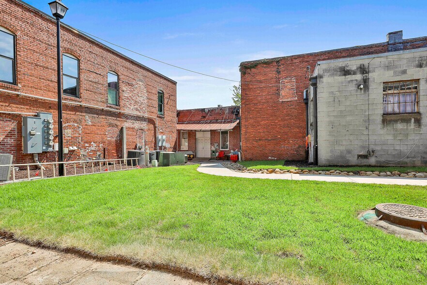 More Photos Of 7 Jackson St, Newnan Storefront For Lease