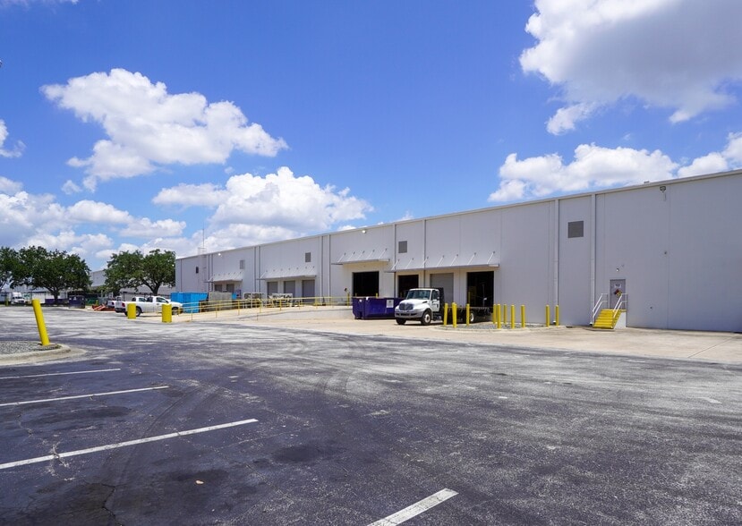 Primary Photo Of 7600 Kingspointe Pky, Orlando Unknown For Lease