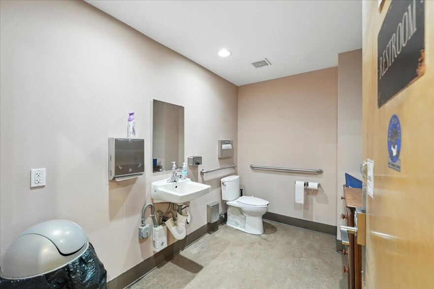 More Photos Of 2975 NE Sandy Blvd, Portland Storefront For Sale