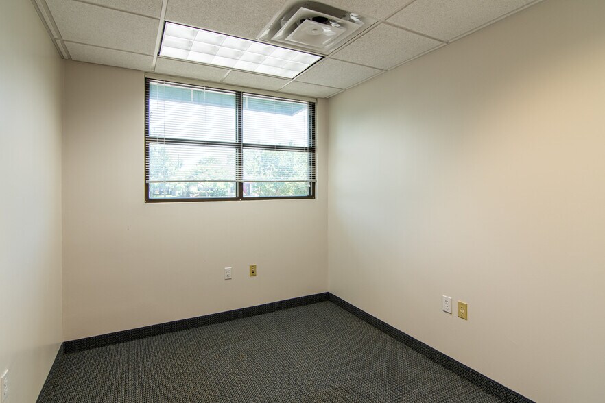 More Photos Of 201 W 5th St, Bonham Medical For Sale