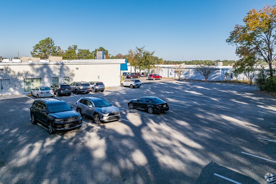 More Photos Of 7326 Broad St, Brooksville Freestanding For Lease
