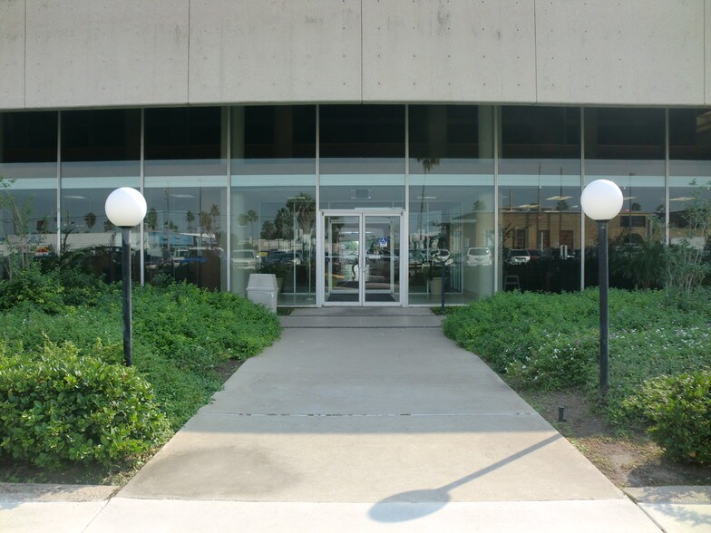 More Photos Of 200 S 10th St, McAllen Office For Lease