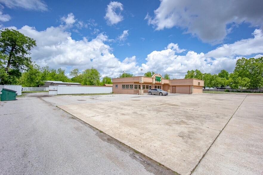 More Photos Of 5121 SE 15th St, Oklahoma City Freestanding For Sale