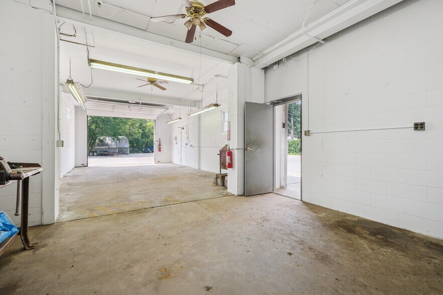 More Photos Of 714 18 1/2 Ave NE, Minneapolis Service For Lease