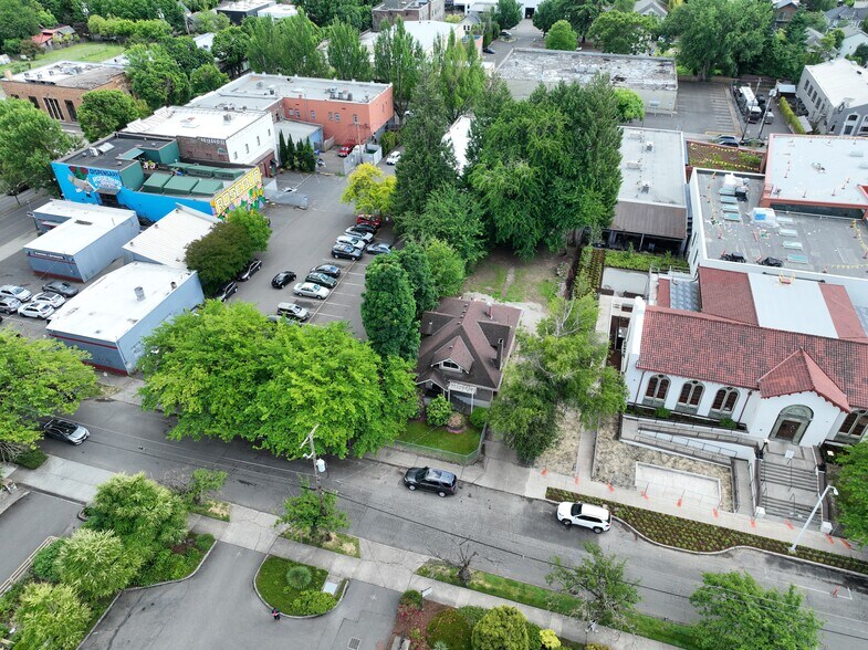 More Photos Of 236 NE Knott St, Portland Specialty For Sale