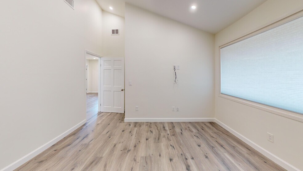 More Photos Of 1444 Clove Rd, Staten Island Office For Lease