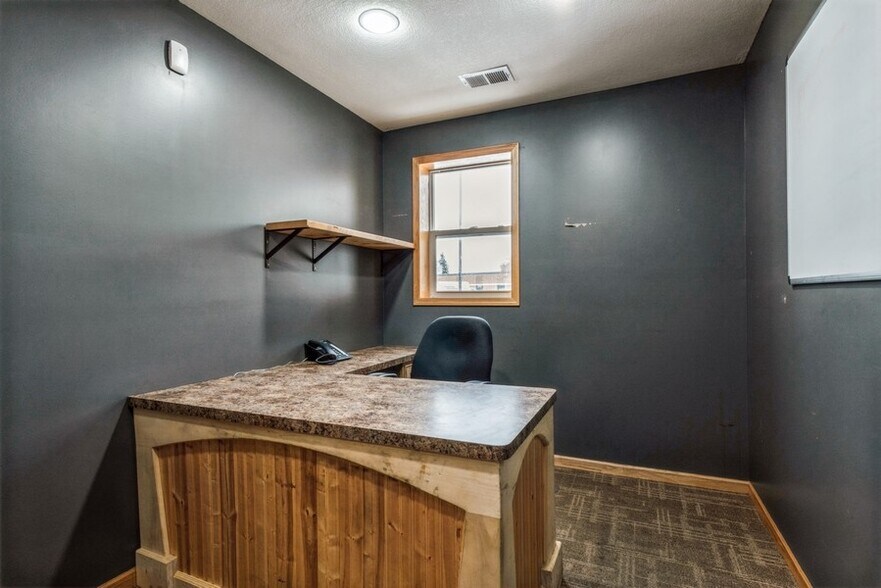 More Photos Of 114 Thomas Cir, Monticello Warehouse For Lease