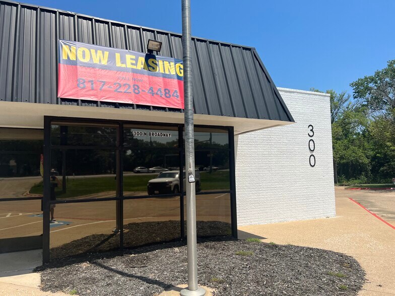 More Photos Of 300 N Broadway St, Joshua Storefront Retail Office For Lease