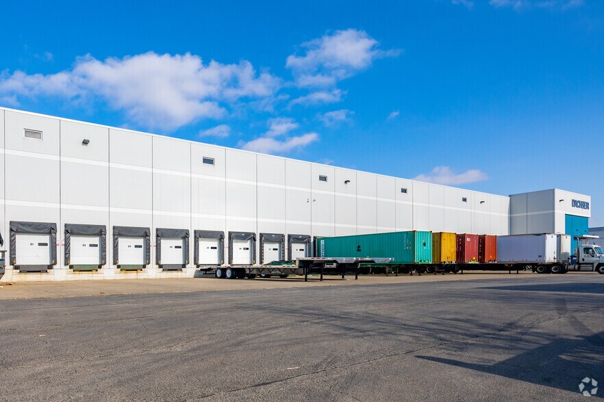 More Photos Of 2000 Arthur Ave, Elk Grove Village Distribution For Lease