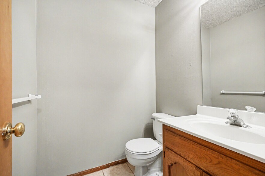 More Photos Of 209 SW Pryor Rd, Lee's Summit Multifamily For Sale