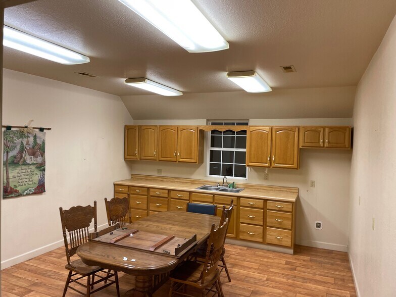 More Photos Of 132 Industrial Park Rd, Sweetwater Service For Lease