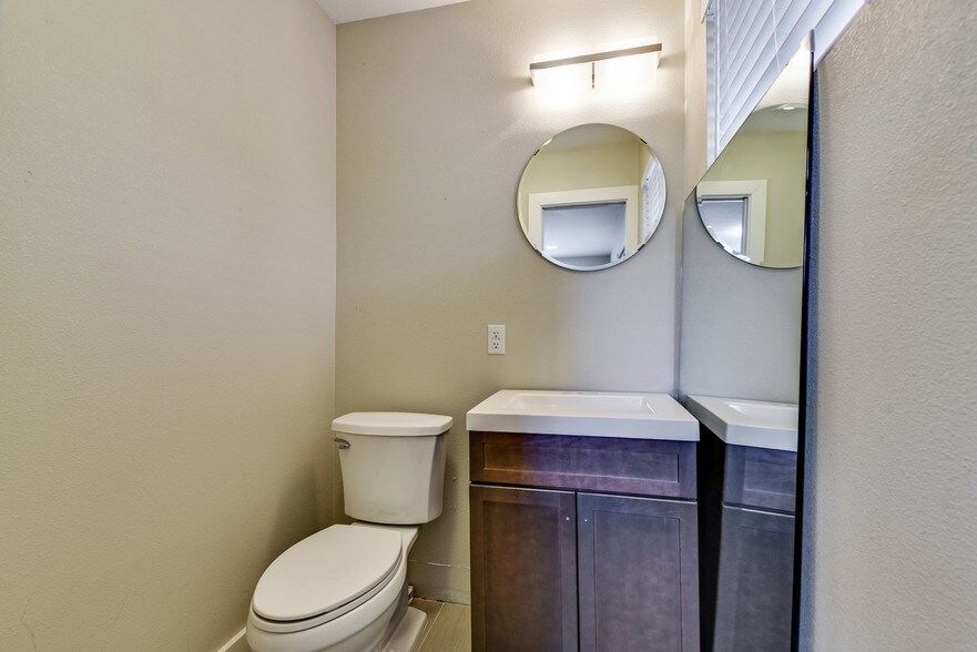 More Photos Of 2111-2113 W Slaughter Ln, Austin Office For Lease