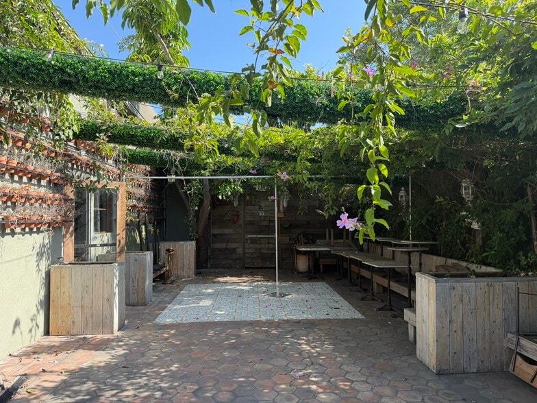 More Photos Of 1201-1205 N La Brea Ave, West Hollywood Restaurant For Lease