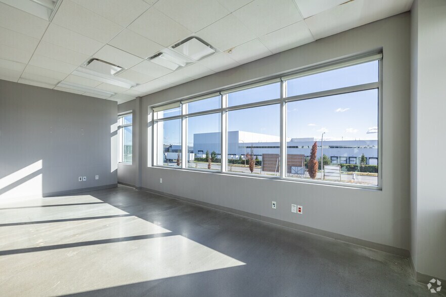 More Photos Of 4915 Rue Louis B Mayer, Laval Warehouse For Lease