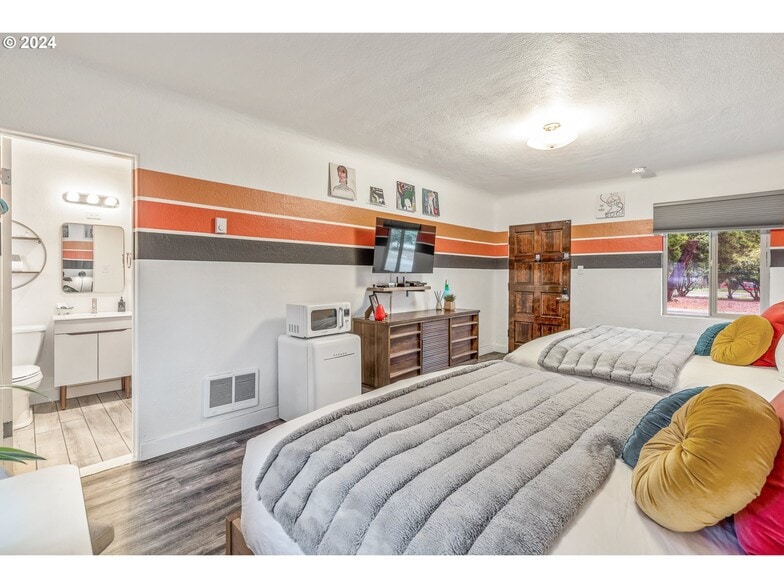 More Photos Of 1175 2nd St SE, Bandon Hotel For Sale