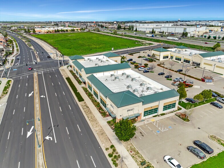 More Photos Of 17270-17272 Golden Valley Pky, Lathrop Office For Sale