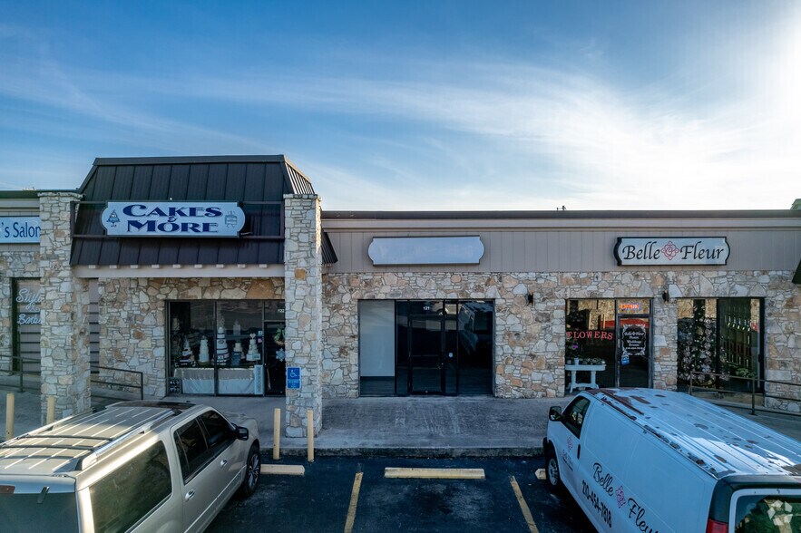 More Photos Of 5525 Blanco Rd, San Antonio Unknown For Lease