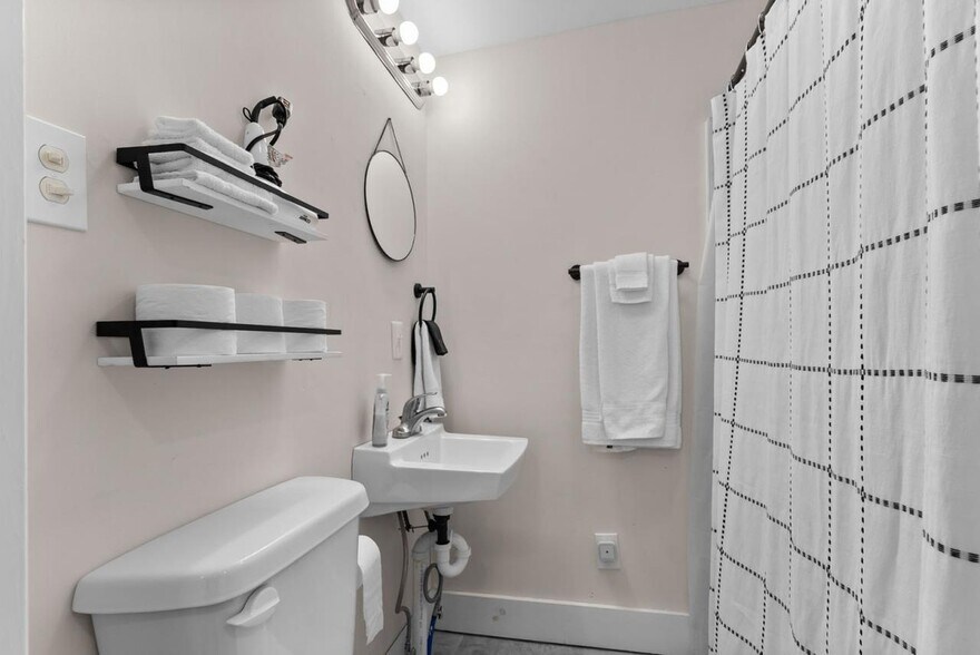 More Photos Of 509 W Main St, Fries Hotel For Sale