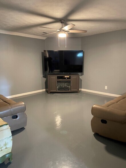 More Photos Of 2901 W 16th St, Indianapolis Freestanding For Sale