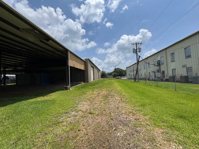 More Photos Of 1208 S Chestnut St, Lufkin Showroom For Sale