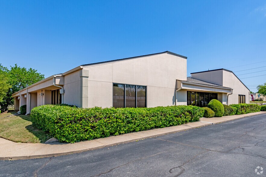 More Photos Of 8242 S Harvard Ave, Tulsa Unknown For Lease