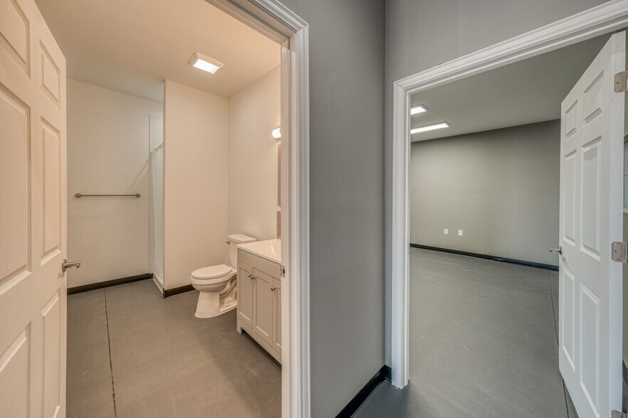 More Photos Of 109 Bennett Hills Dr, Weatherford Warehouse For Sale