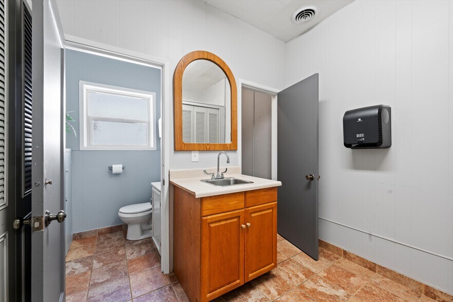 More Photos Of 11 S Cascade St, Kennewick Office For Sale