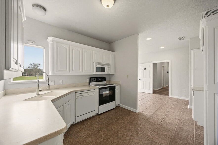 More Photos Of 401 Center Court Dr, Bridgeport Medical For Lease