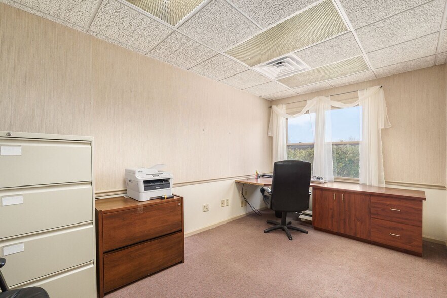 More Photos Of 261 W Johnstown Rd, Columbus Coworking Space