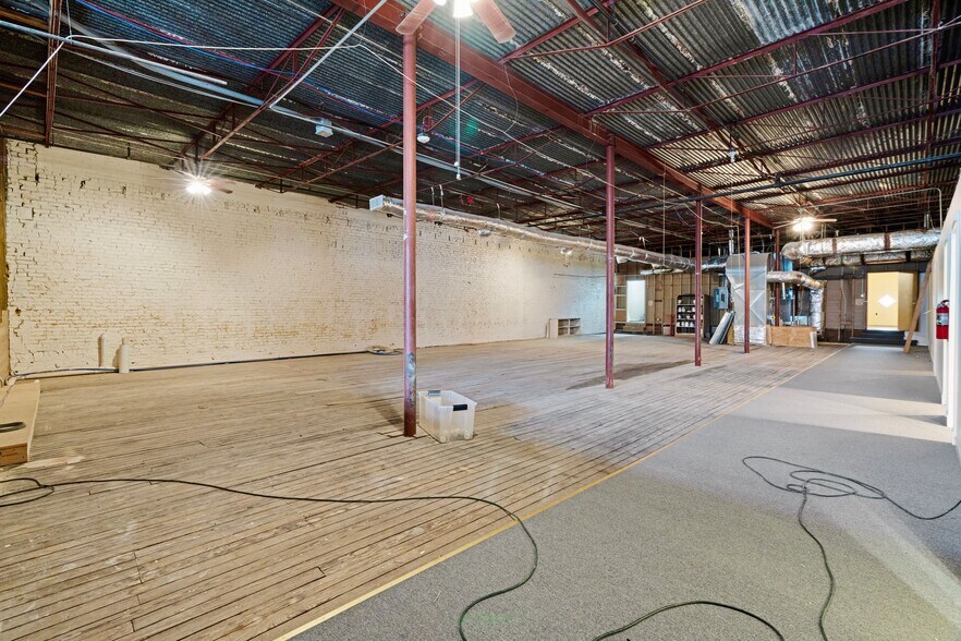 More Photos Of 20 North Plz, Paris General Retail For Sale