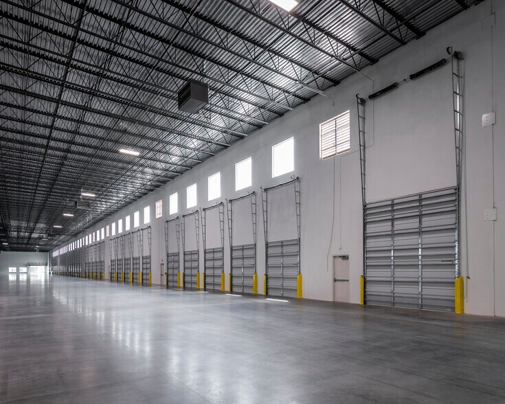 More Photos Of 10611 Red Bluff Rd, Pasadena Distribution For Lease