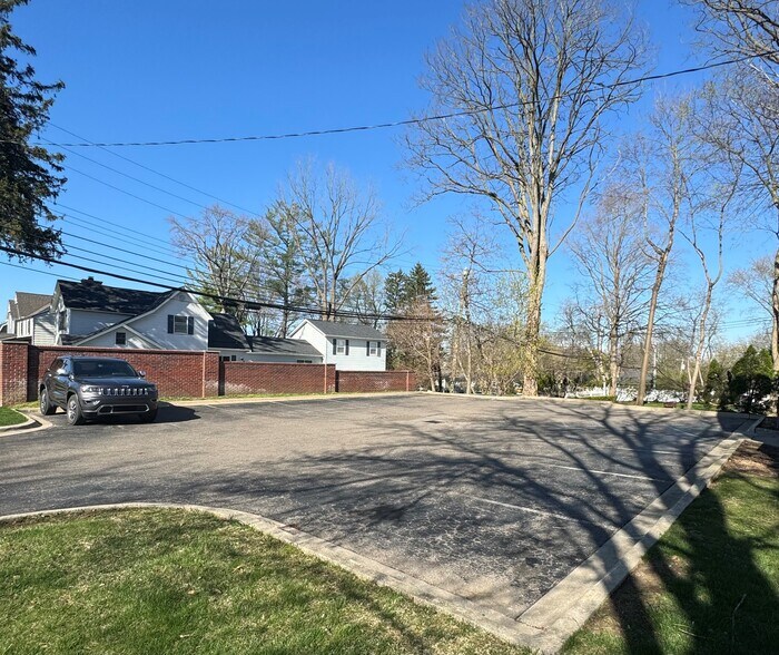 More Photos Of 640 W University Dr, Rochester Office Residential For Lease