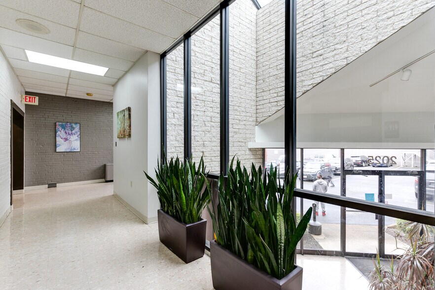 More Photos Of 2025 E Main St, Richmond Office For Lease