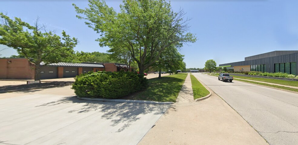 More Photos Of 6200 Main St, Grandview Office For Lease