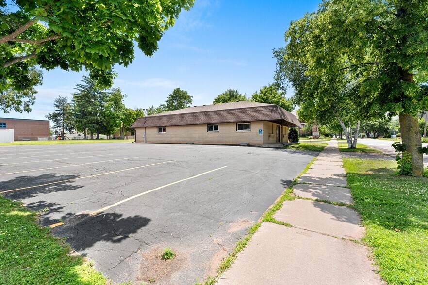 More Photos Of 712 S Pearl St, New London Office For Sale